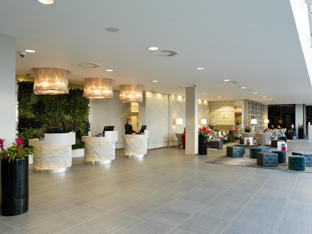 Radisson Blu Hotel East Midlands Airport Касъл Донингтън Екстериор снимка